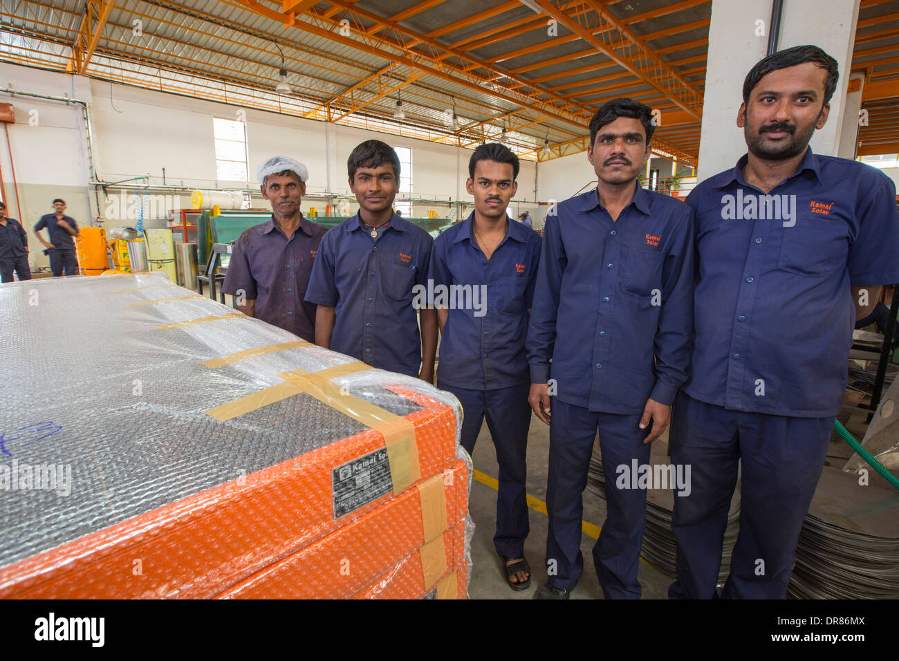 L'usine Kamal à Bangalore, Karnataka, en Inde, qui fabrique des panneaux solaires thermiques pour le chauffage de l'eau. Banque D'Images