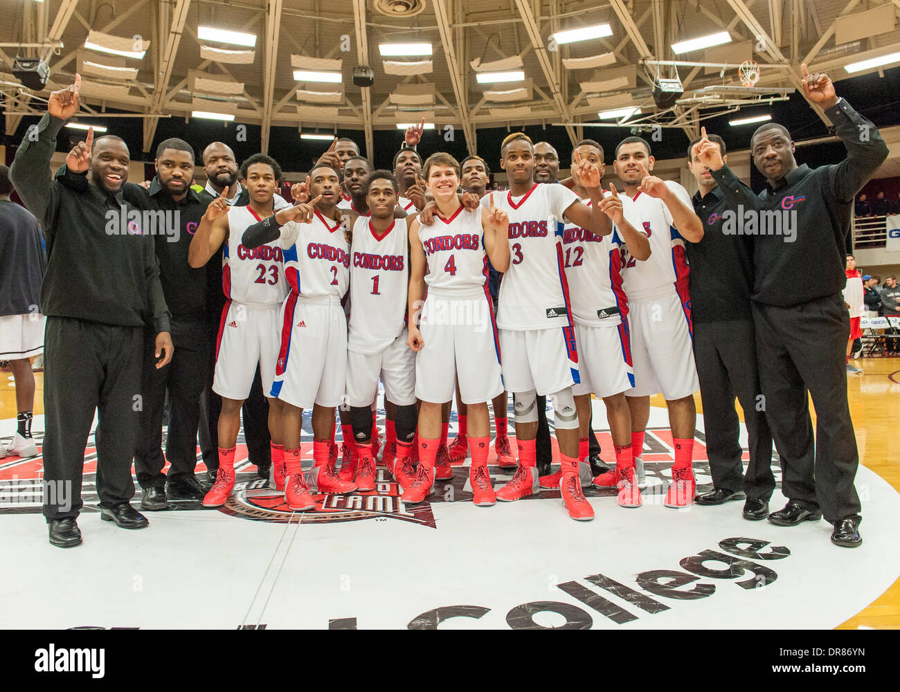 20 janvier 2014 - Springfield, MA, USA - Lundi 20 Janvier 2014 : l'équipe de l'école haute Currie célèbrent leur victoire sur Montverde HoopHall Spaulding au jeu classique entre haute et Currie Montverde Academy à Blake Arena à Springfield, MA. Bill Shettle / Cal Sport Media. Banque D'Images