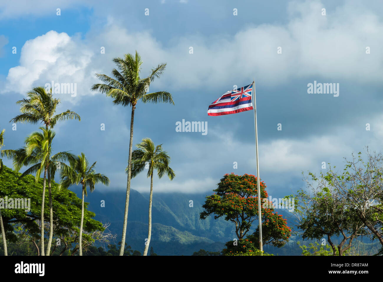 Le drapeau Hawaiien de haut vol avec les montagnes Koolau en arrière-plan sur Oahu, Hawaii Banque D'Images