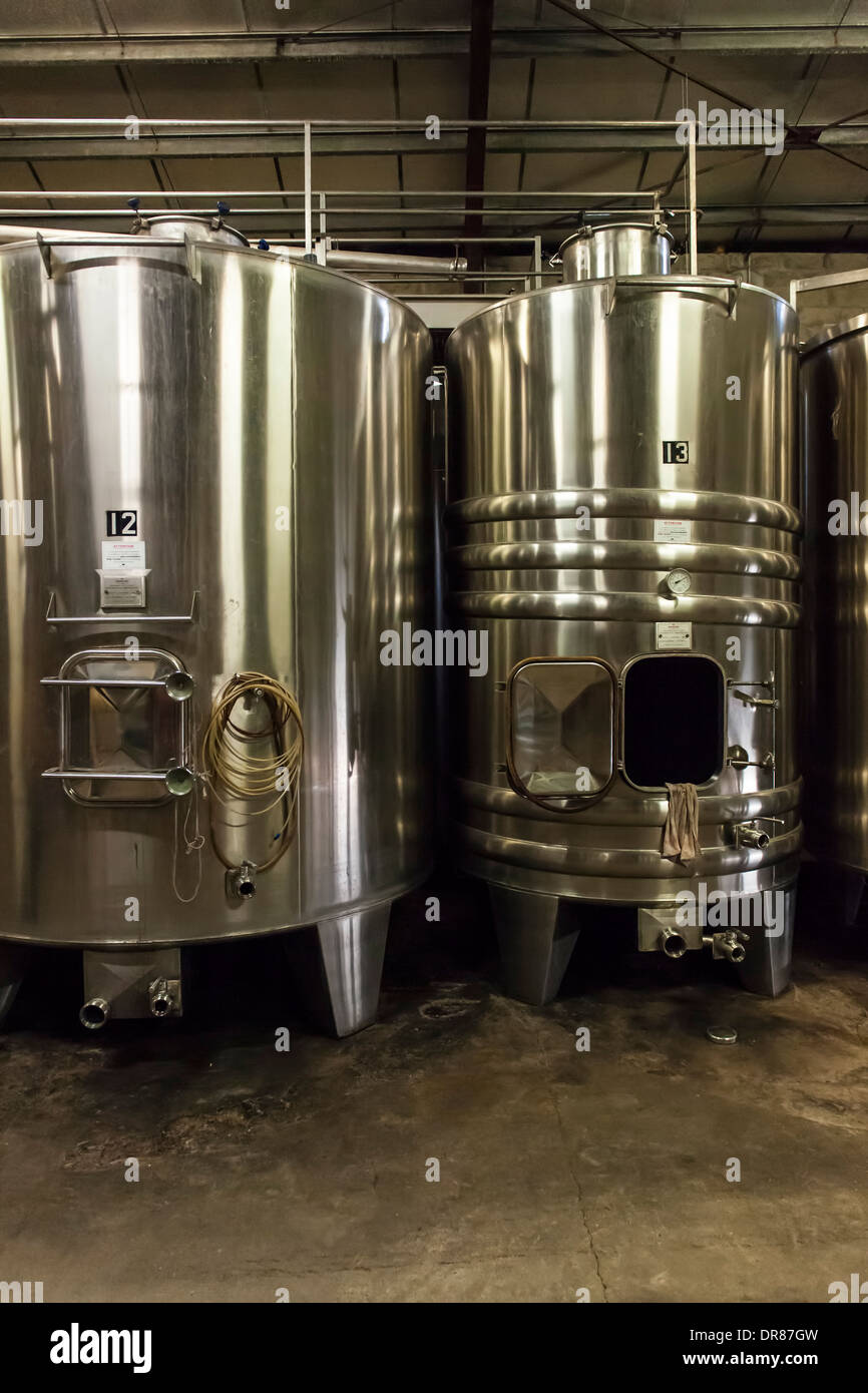 Réservoirs en acier inoxydable pour la fabrication du vin, Bordeaux, France Banque D'Images