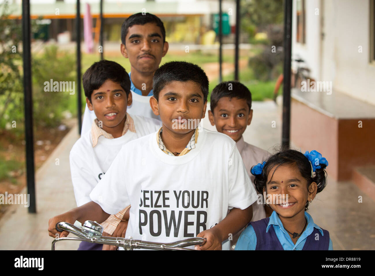 Enfants portant le WWF Saisir votre puissance T shirts, une campagne pour promouvoir l'énergie renouvelable, Bangalore, Inde. Banque D'Images
