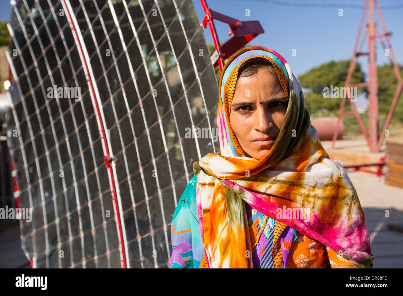 Les femmes la construction de cuisinières solaires dans le Barefoot College à Tilonia, Rajasthan, Inde. Banque D'Images