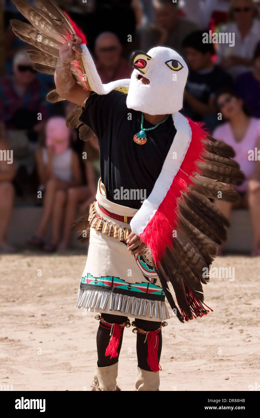 Eagle dancer, huit le nord de Pueblos Arts and Crafts Show, San Juan Pueblo, New Mexico USA Banque D'Images