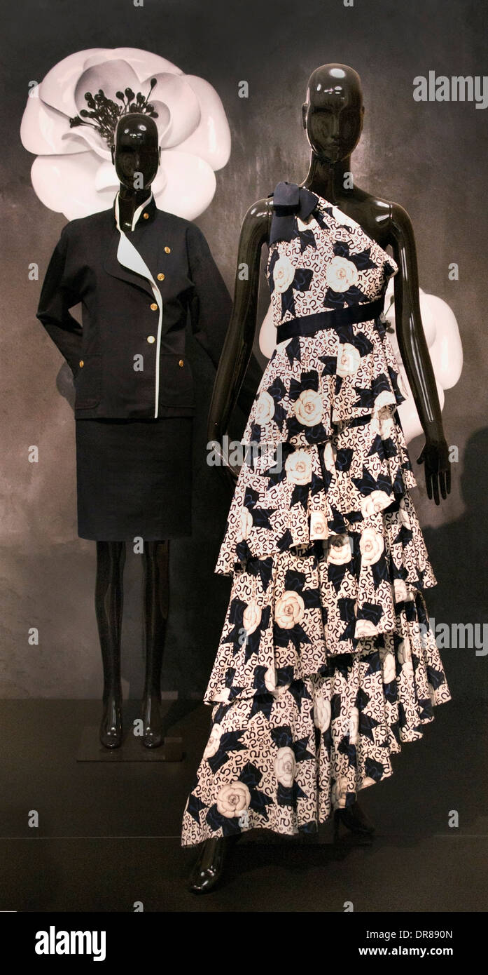 Robe de Soirée 1987 Carl Lagerfeld pour Chanel Coco Chanel 1883 - 1971  couturier français Photo Stock - Alamy