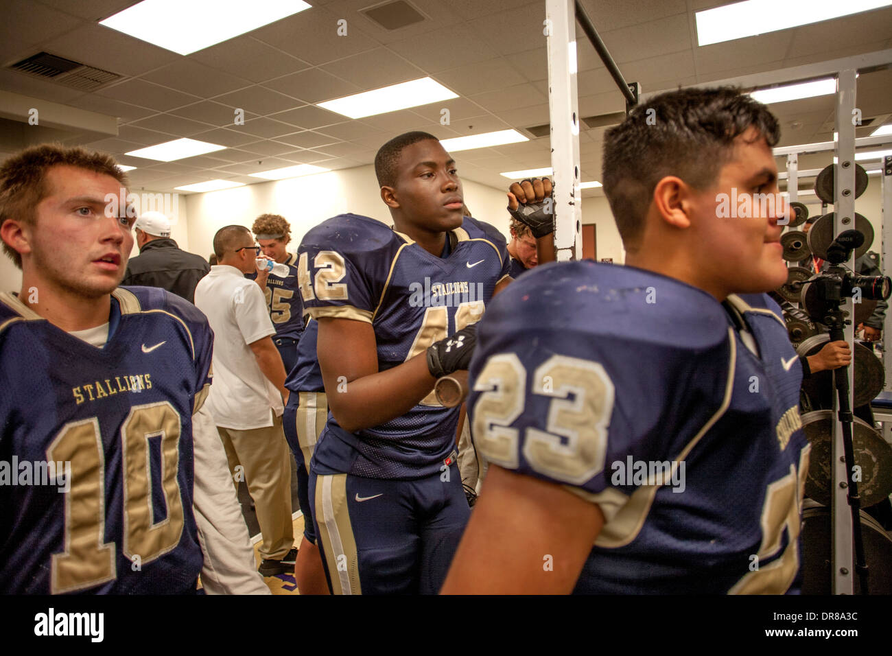 Joueurs de football de l'école secondaire d'écouter leur entraîneur pendant la mi-temps d'un jeu de nuit à San Juan Capistrano, CA. Banque D'Images