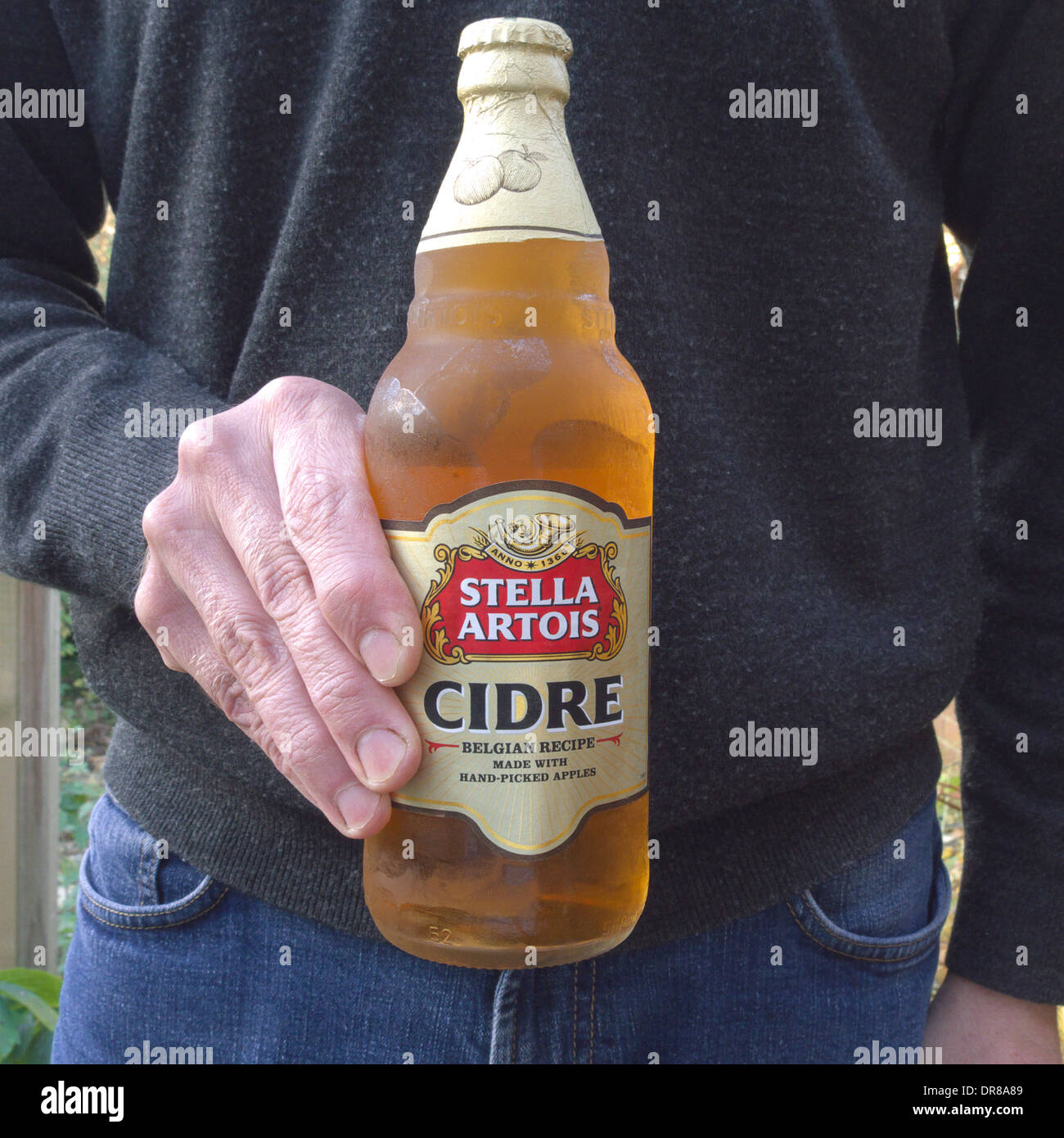 Portrait homme tenant une bouteille de cidre parution modèle Stella Artois Banque D'Images