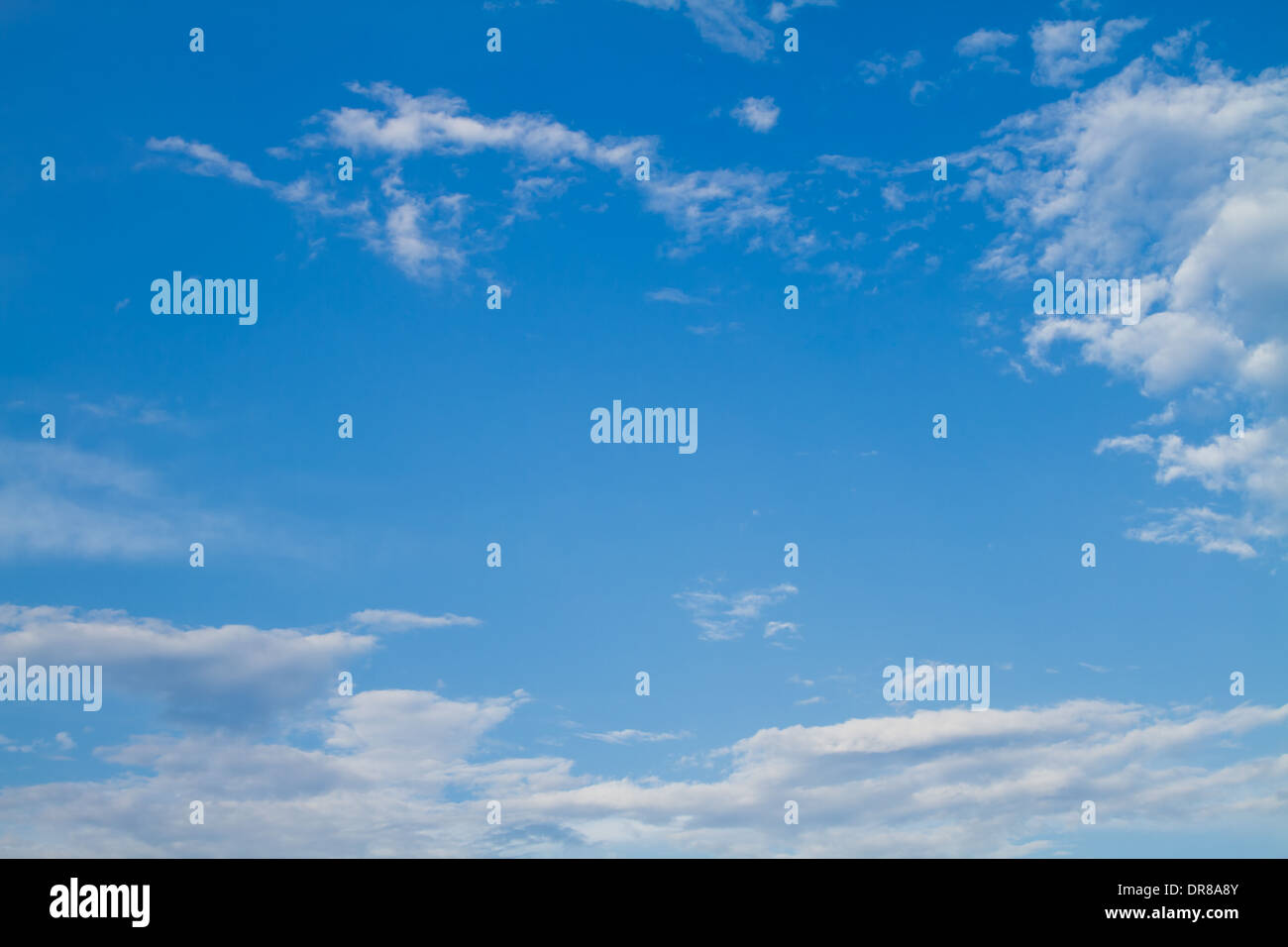 Puffy nuages blancs sur un ciel bleu parfait. Banque D'Images