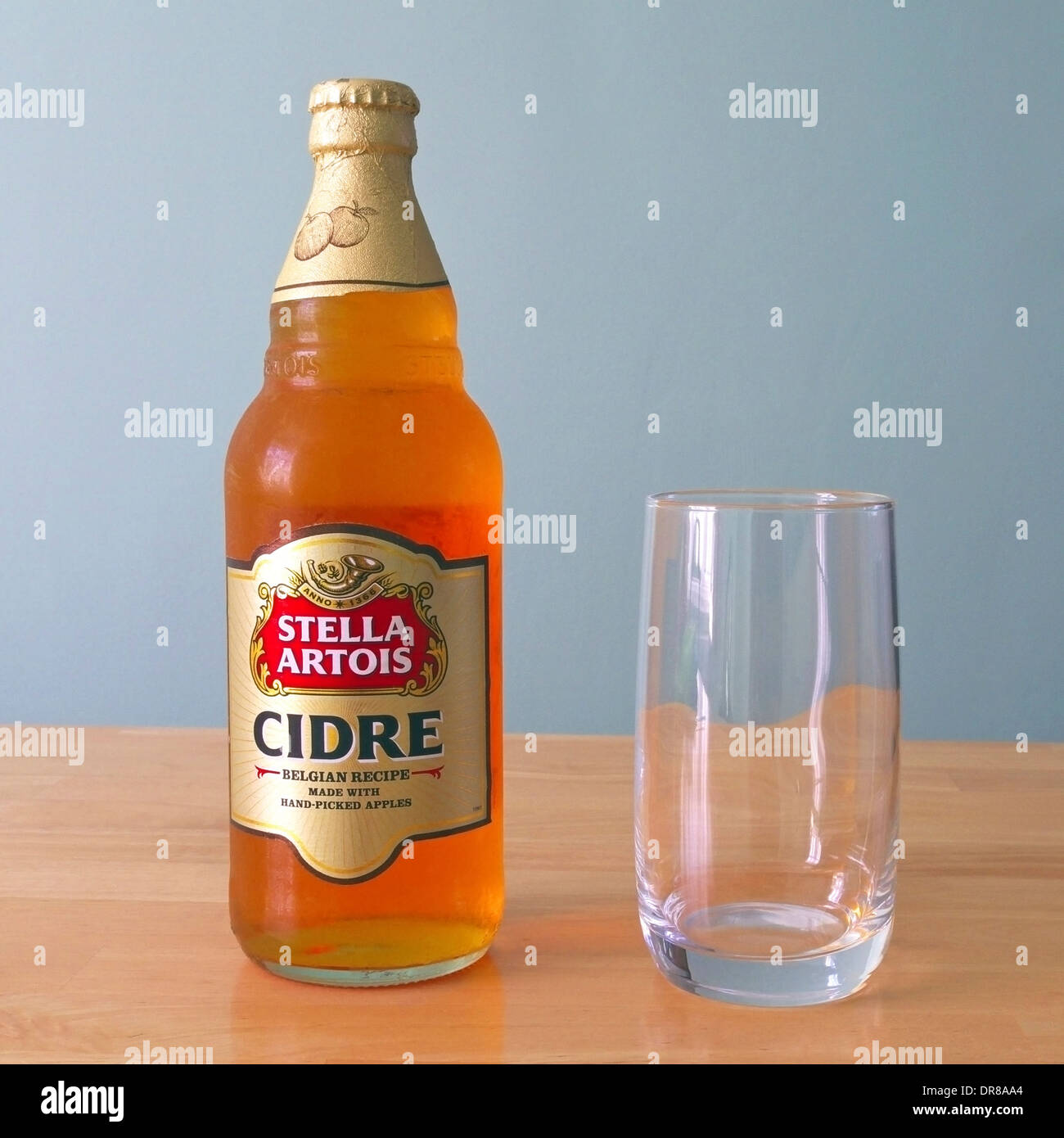 Bouteille de Stella Artois Cidre et verre Banque D'Images