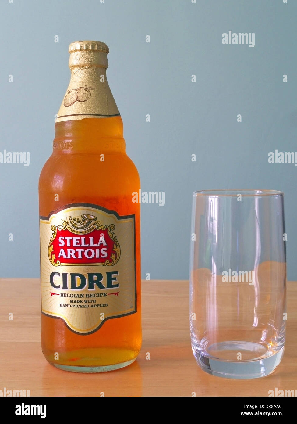 Bouteille de Stella Artois Cidre et verre Banque D'Images