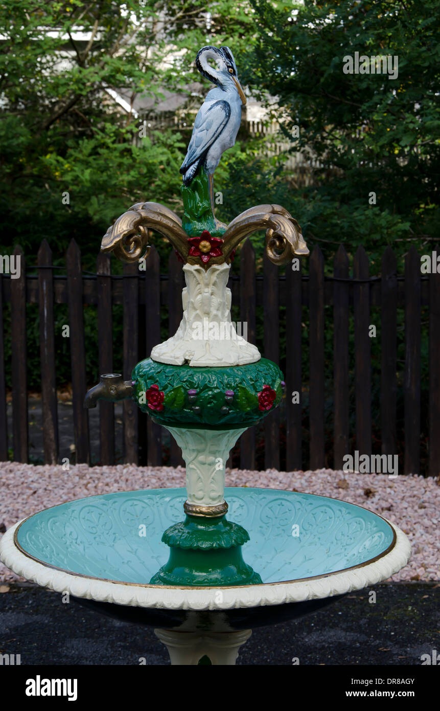 Fontaine ouvragée à la gare de Pitlochry en Ecosse. Banque D'Images