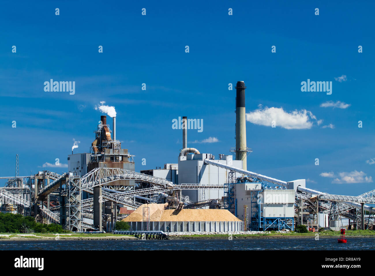 Un grand moulin à papier situé sur la rivière Amelia dans Fernandina Beach, en Floride. Banque D'Images