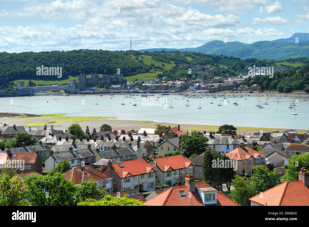 Vue sur rivière Conwy vers Château de Conwy avec montagnes de Snowdonia derrière Banque D'Images