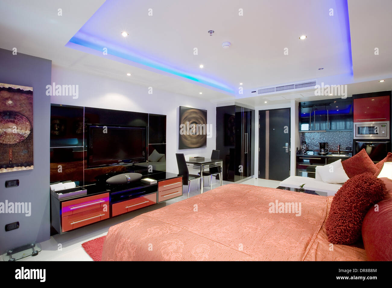 Vue panoramique de Nice chambre moderne et élégante. Les images sur le mur ont été modifiées. Banque D'Images