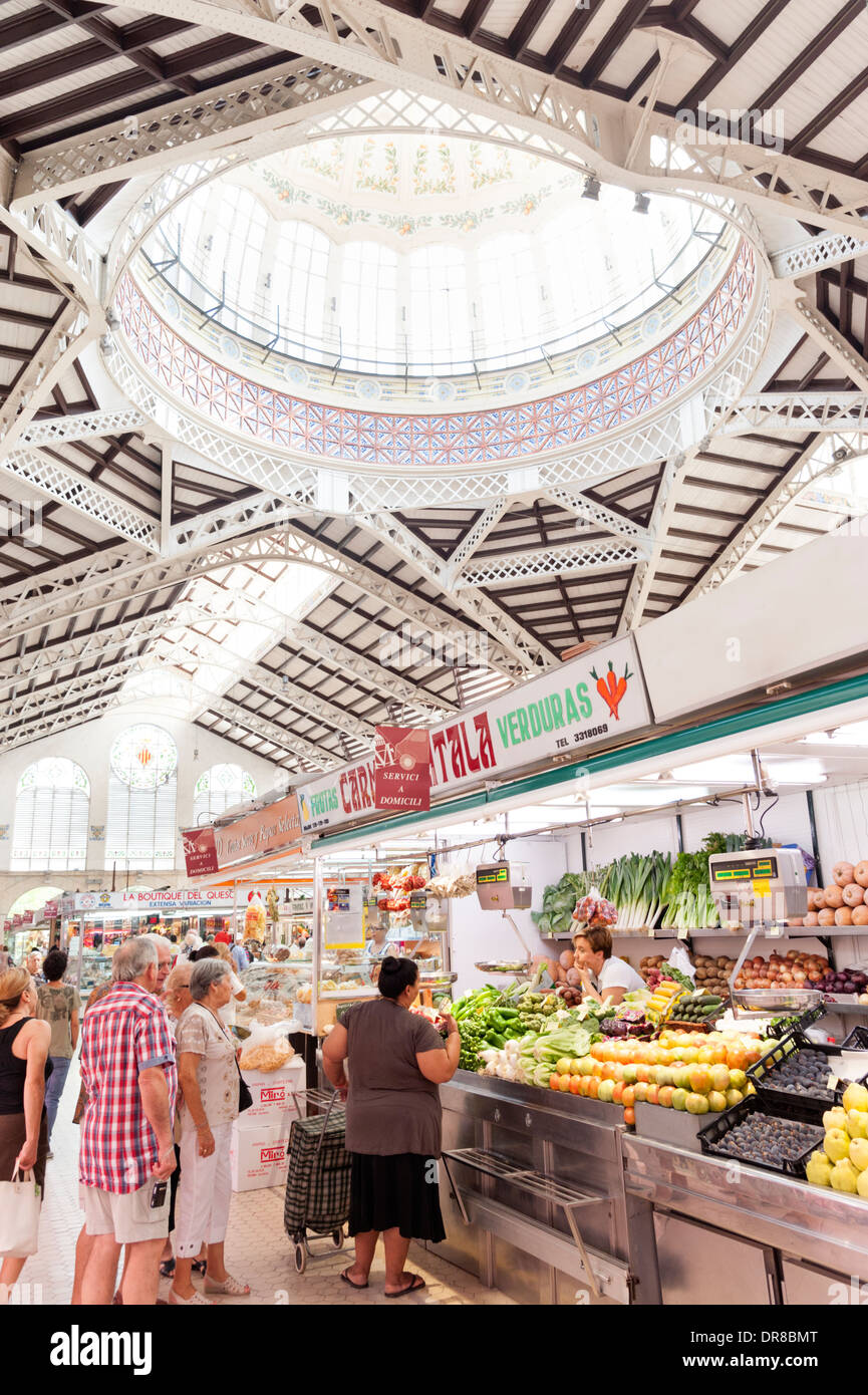 Stand de fruits et légumes au marché central, Valencia, Espagne Banque D'Images