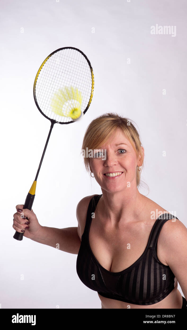 Joueur de badminton wearing sports bra and shorts lyrca holding racquet Banque D'Images