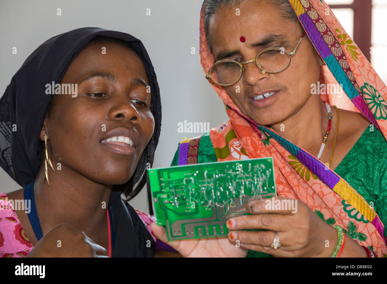 Les femmes sur un atelier solaire, apprendre à faire à l'énergie solaire lanters Barefoot College à Tilonia, Rajasthan, Inde. Banque D'Images