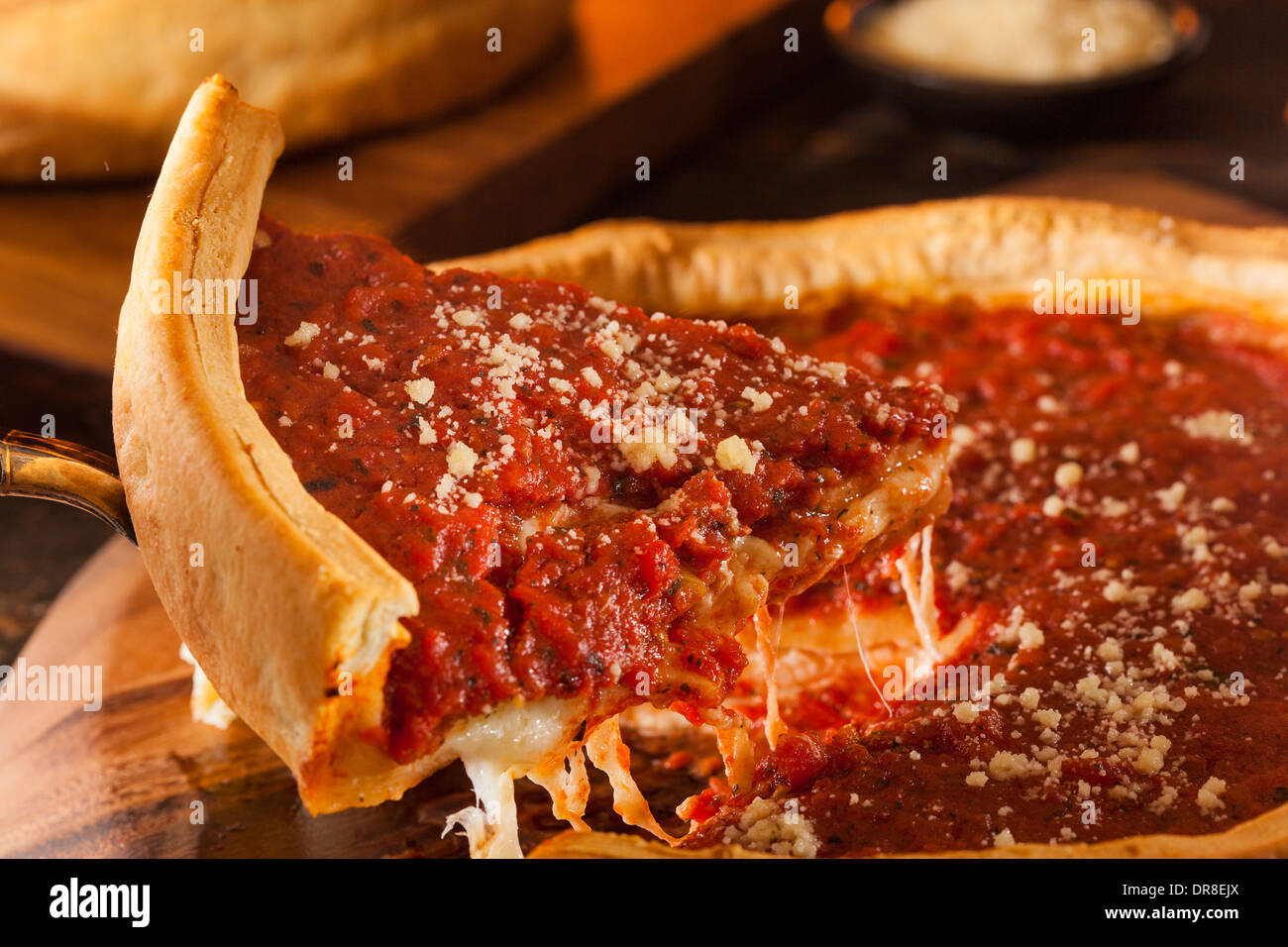 Plat profond style Chicago pizza au fromage avec sauce tomate Banque D'Images