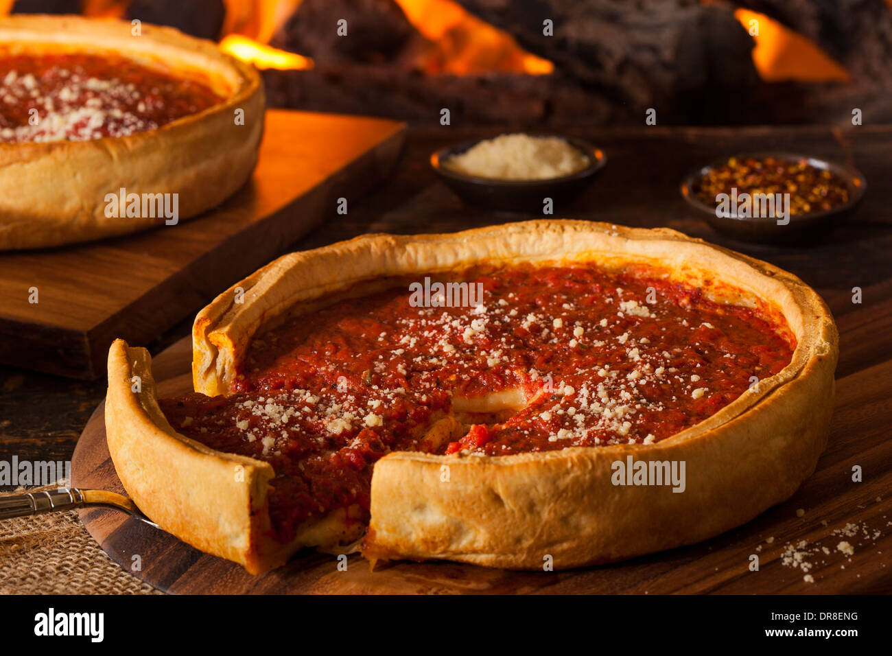 Plat profond style Chicago pizza au fromage avec sauce tomate Banque D'Images