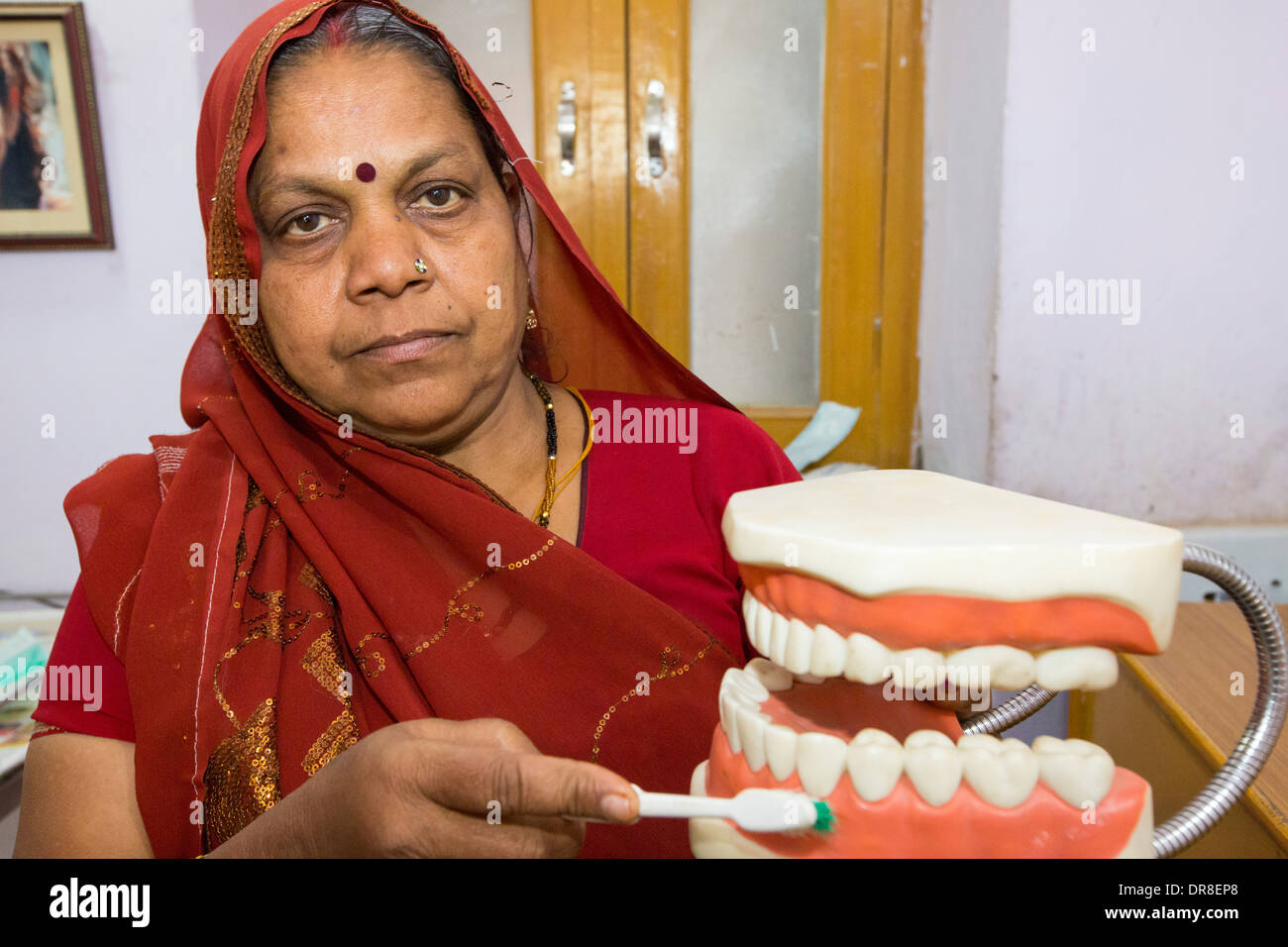 Un dentiste aux pieds nus, qui est formé à la médecine dentaire à base de Barefoot College à Tilonia, Rajasthan, Inde. Banque D'Images