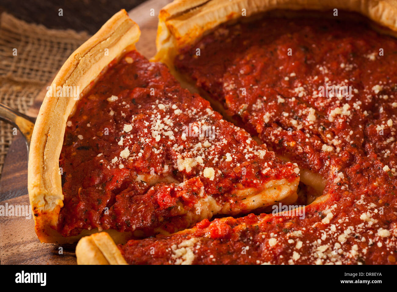 Plat profond style Chicago pizza au fromage avec sauce tomate Banque D'Images