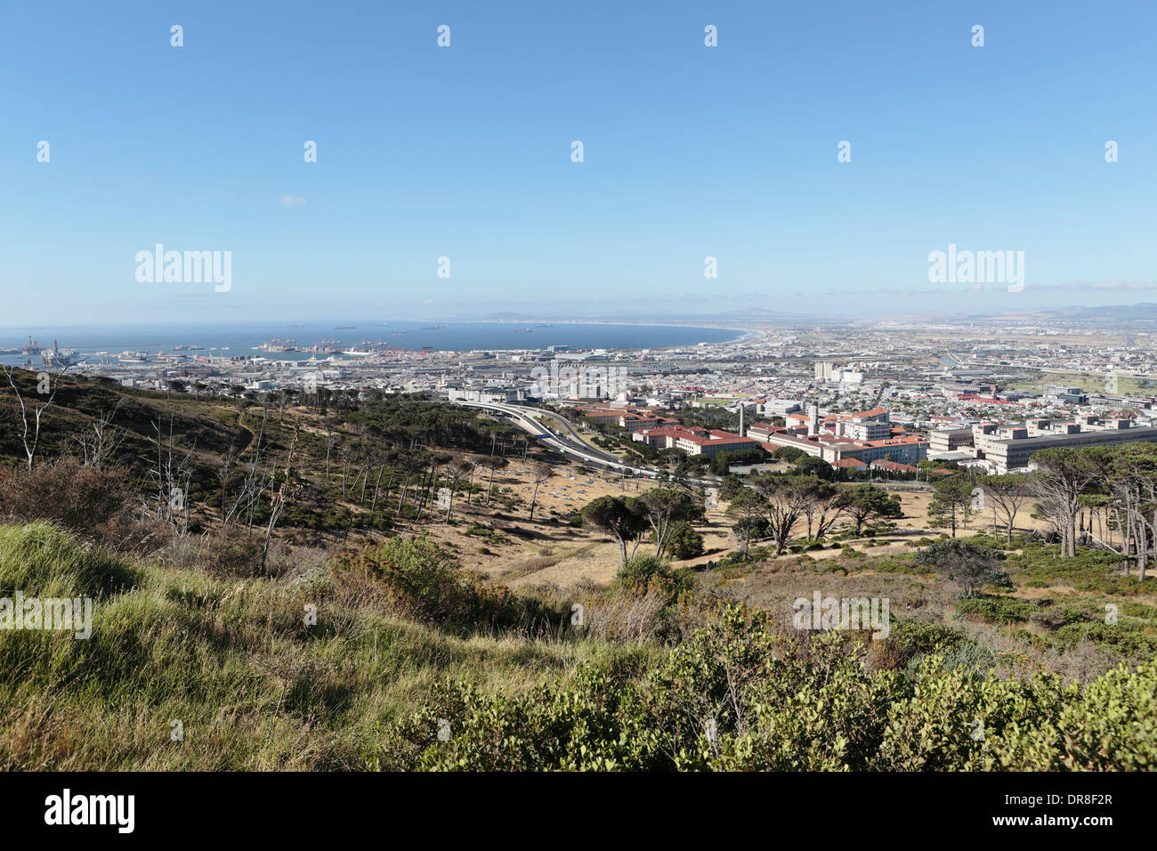 Vue aérienne de la baie de table et Table Bay Harbour, du Devil's Peak au Cap, à Groote Schuur Hospital sur la droite Banque D'Images