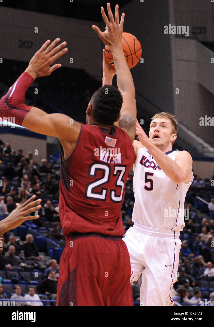 Hartford, CT, USA. Jan 21, 2014. Le mardi 21 janvier 2014 : Connecticut Huskies avant Niels Giffey (5) tire plus de Temple Owls center Devontae Watson (23) durant la première moitié du jeu de basket-ball de NCAA vs Connecticut à Temple entre XL Center à Hartford, CT. Bill Shettle / Cal Sport Media. Credit : csm/Alamy Live News Banque D'Images