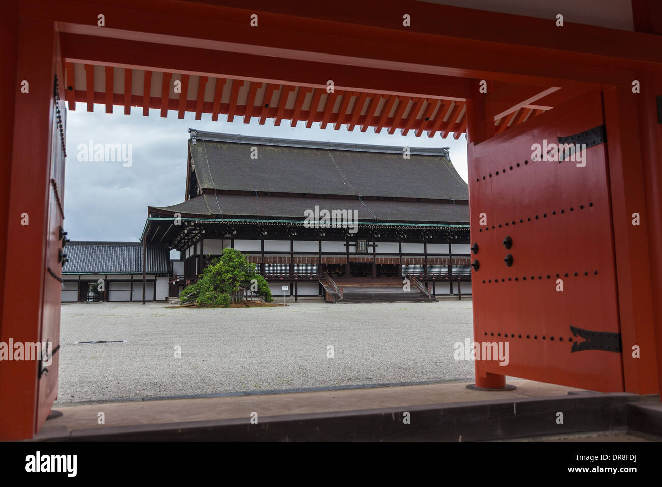 Kyoto, Japon - 03 septembre 2013 : la porte rouge mène à la cour du Palais Impérial, qui se trouve à Kyoto. Banque D'Images