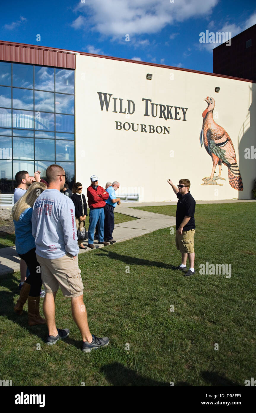 Tour Guide parlant aux touristes à la Distillerie de Wild Turkey Kentucky, près de Lawrenceburg Banque D'Images