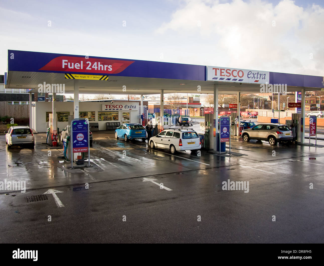 Un Tesco extra 24 heure station service Banque D'Images