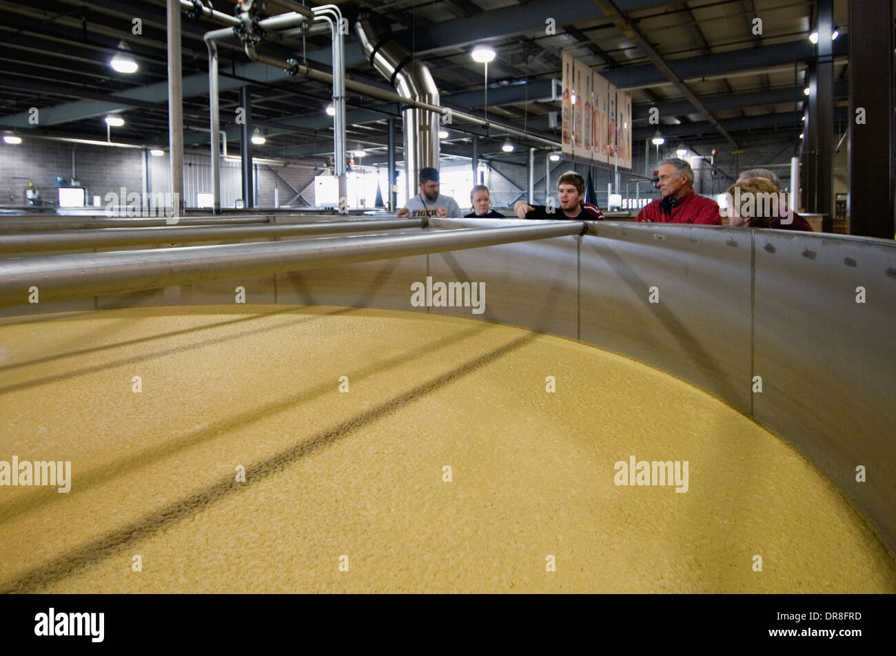Guide expliquant le processus de fabrication pour les touristes à côté de Bourbon Sour Mash fermenté dans l'acier à remous de Wild Turkey Distillery Banque D'Images