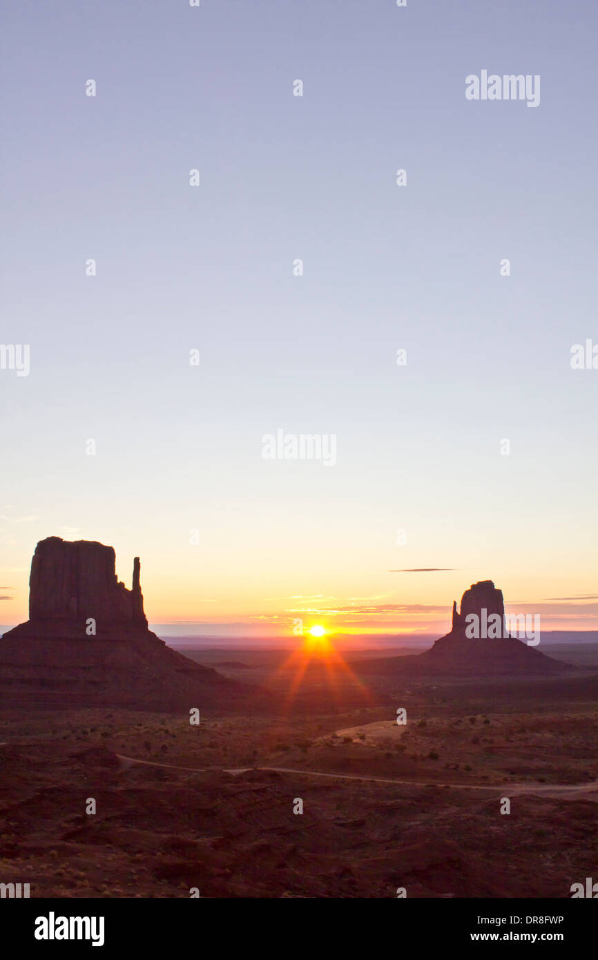 Lever du soleil à Monument Valley Navajo Tribal Park Banque D'Images