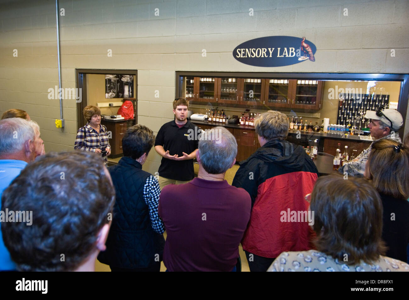 Tour Guide expliquant le processus de fabrication de Bourbon aux touristes à la Distillerie Wild Turkey Banque D'Images