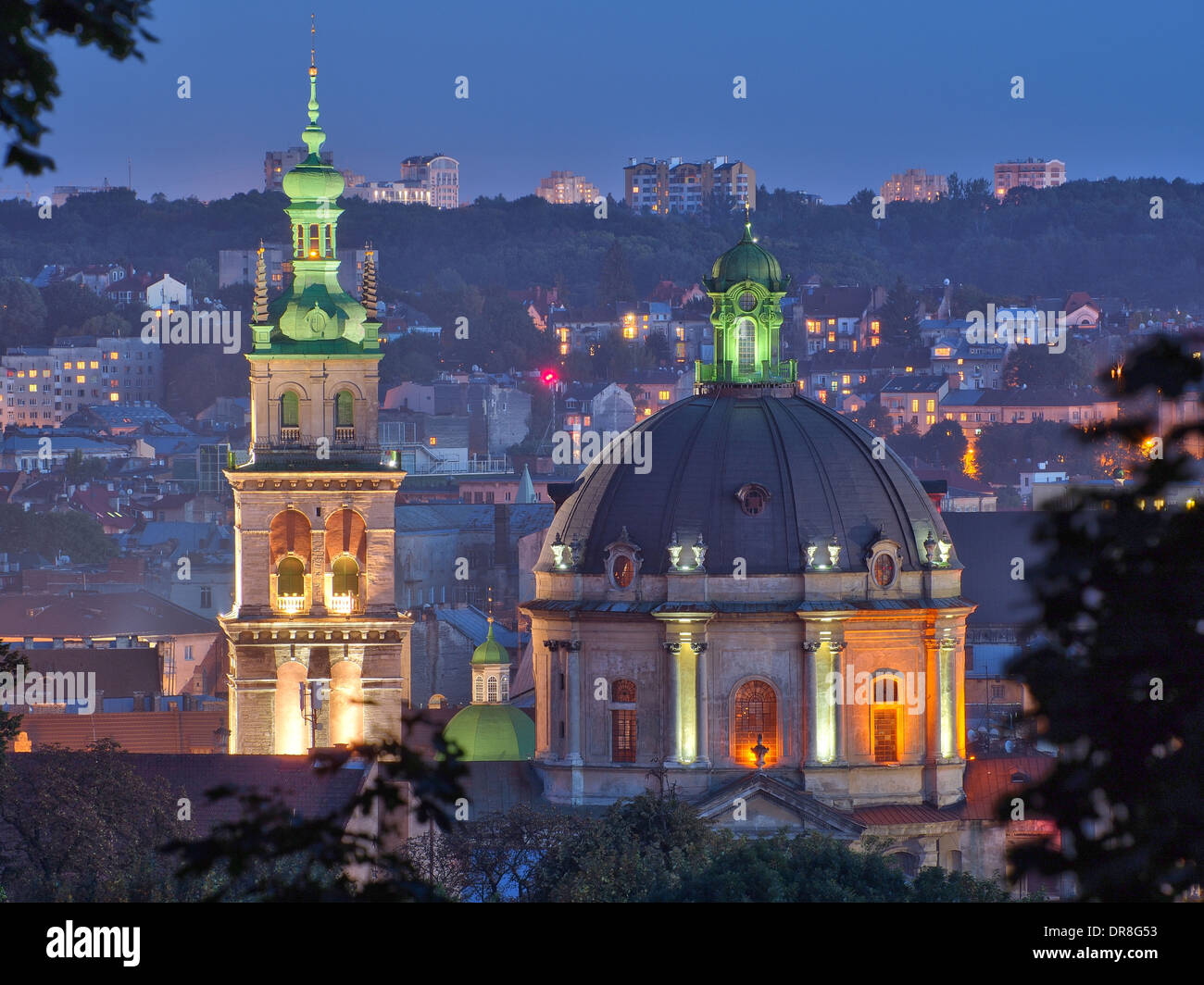 Korniaktowska Tour et église dominicaine à Lviv, Ukraine, par nuit Banque D'Images