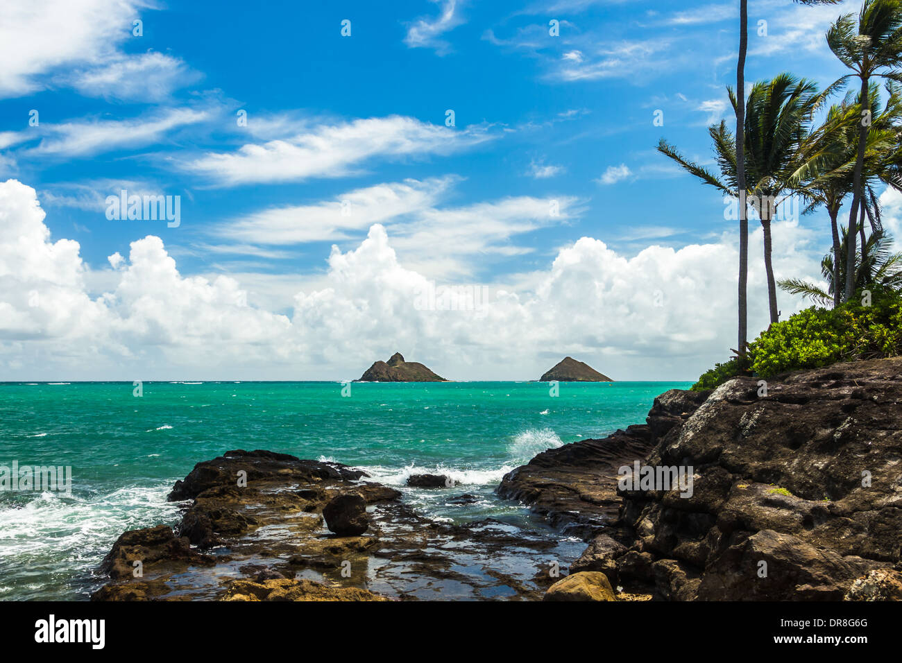 Vue de Na Mokulua islands, également connu sous le nom de Mokes et les jumeaux, d'une côte rocheuse dans Lanikai, Oahu, Hawaii Banque D'Images