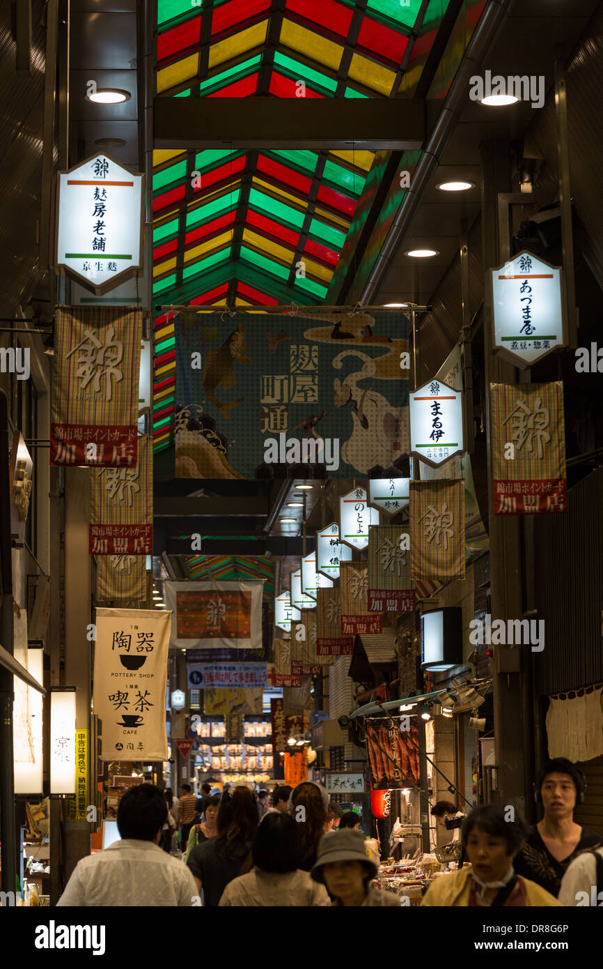 Marché Nishiki est une rue couverte à Kyoto, Japon Banque D'Images