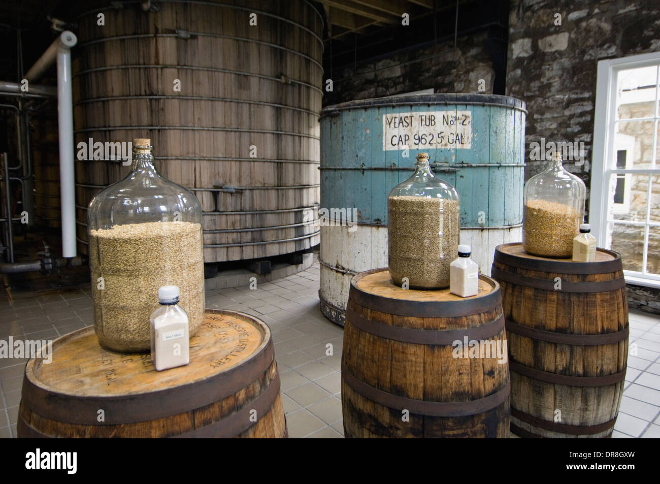 Afficher des céréales qui entrent dans le mash de loi à Woodford Reserve Distillery en Woodford County (Kentucky) Banque D'Images