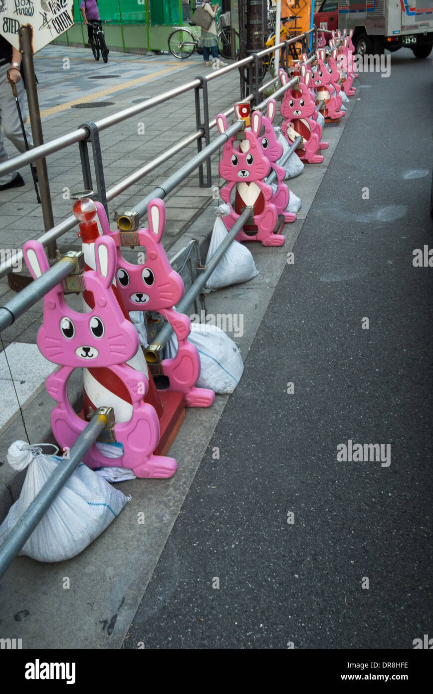 Street View de Rabbit Cartoon barrières dans Tokyo Banque D'Images