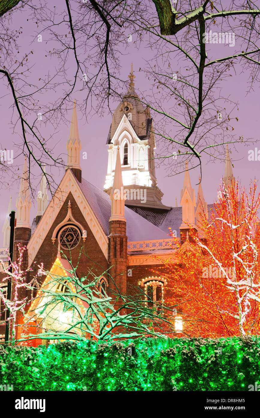 La salle de l'Assemblée à Temple Square au crépuscule illuminé pour Noël. Banque D'Images