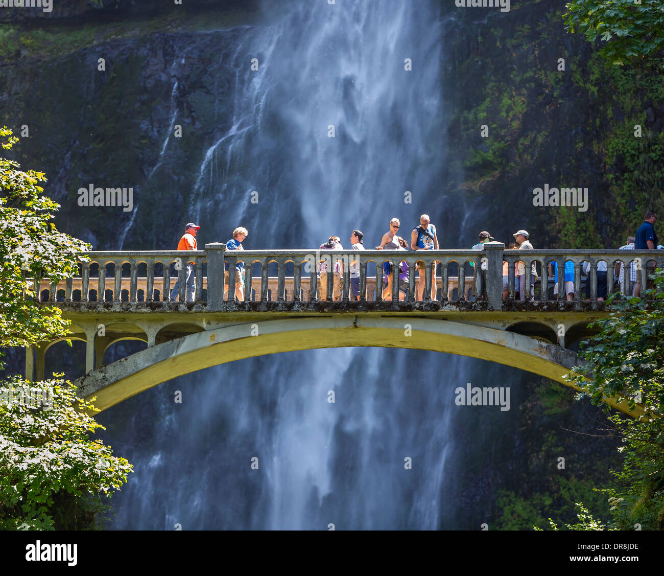 COLUMBIA RIVER GORGE, Oregon, USA - Touristes sur pont à Multnomah Falls. Banque D'Images