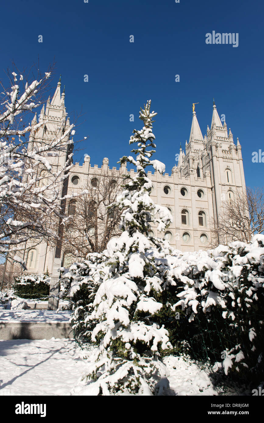 Temple de Salt Lake City en hiver avec la neige. Banque D'Images