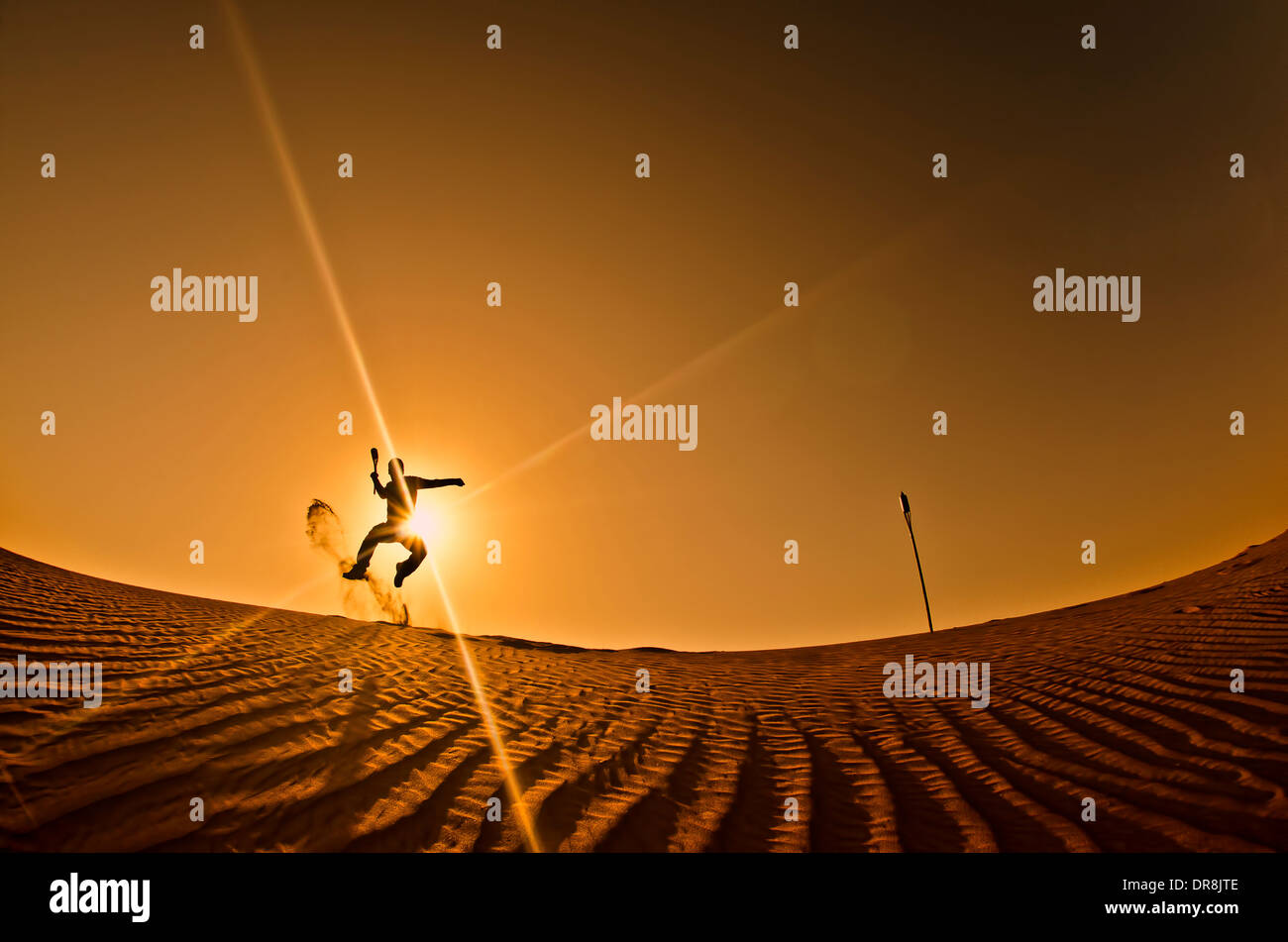 Homme heureux de sauter avec la flèche dans la main, montrant le succès Banque D'Images