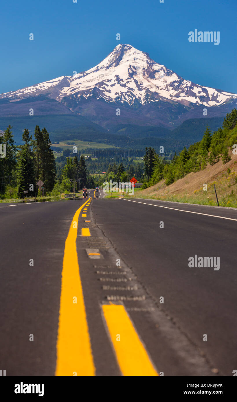 HOOD RIVER, Oregon, USA - Route 35 et Mount Hood, un pied 11 240 volcan de la gamme Cascades. Banque D'Images