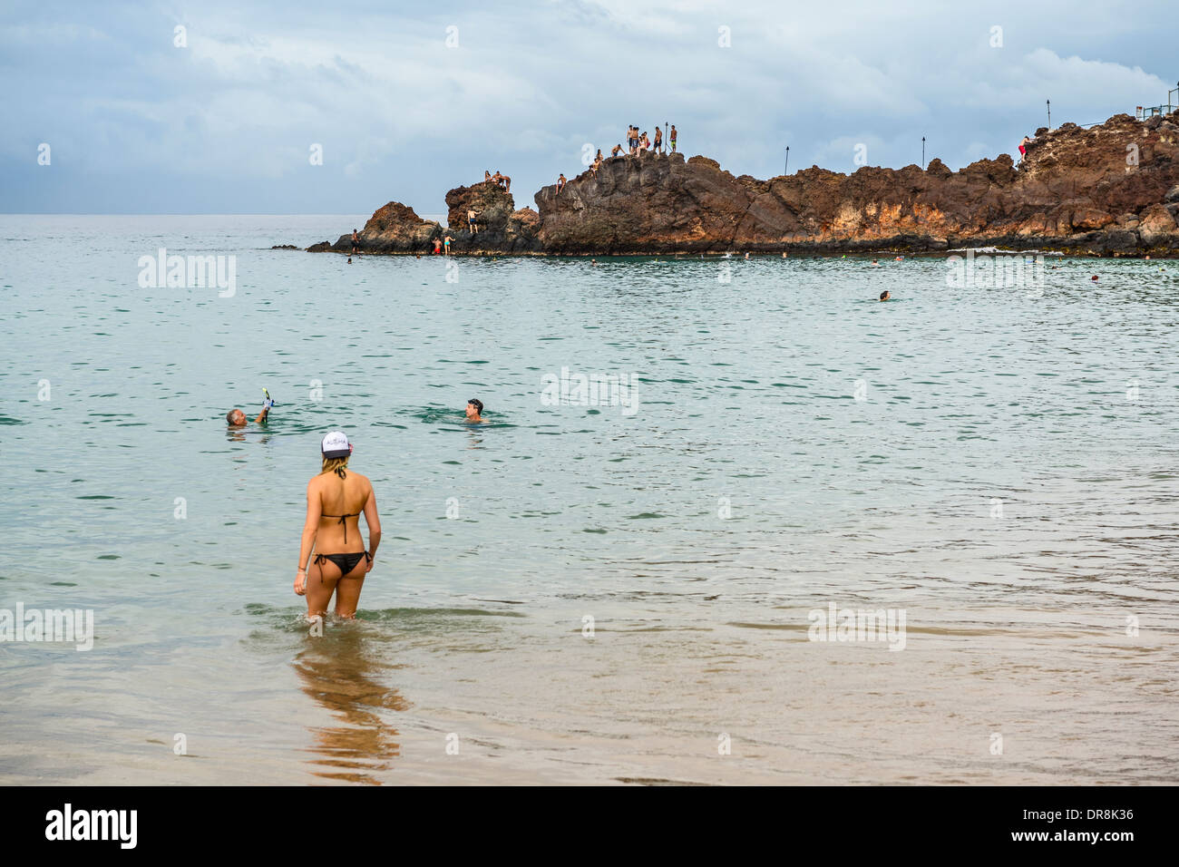 Black Rock célèbre trouvés le long de la plage de Kaanapali à Maui. Banque D'Images