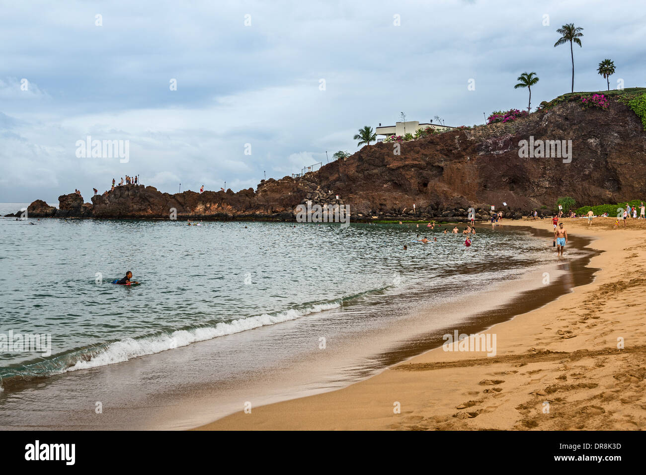 Black Rock célèbre trouvés le long de la plage de Kaanapali à Maui. Banque D'Images