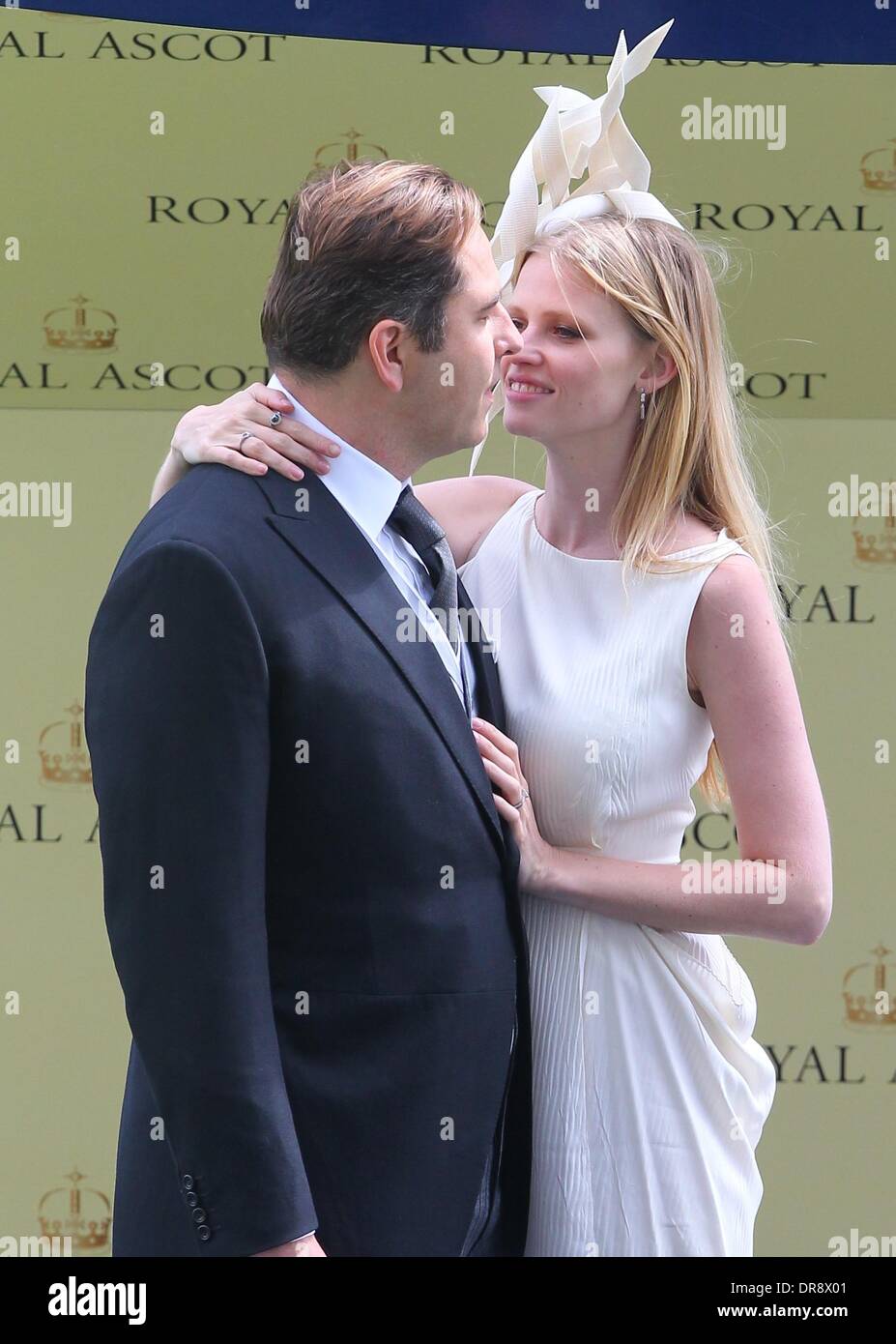 David Walliams et Lara Stone présentant le trophée pour l'du King Edward VII Stakes à Ascot Royal Ascot Racecourse - Jour 4 Berkshire, Angleterre - 22.06.12 Banque D'Images