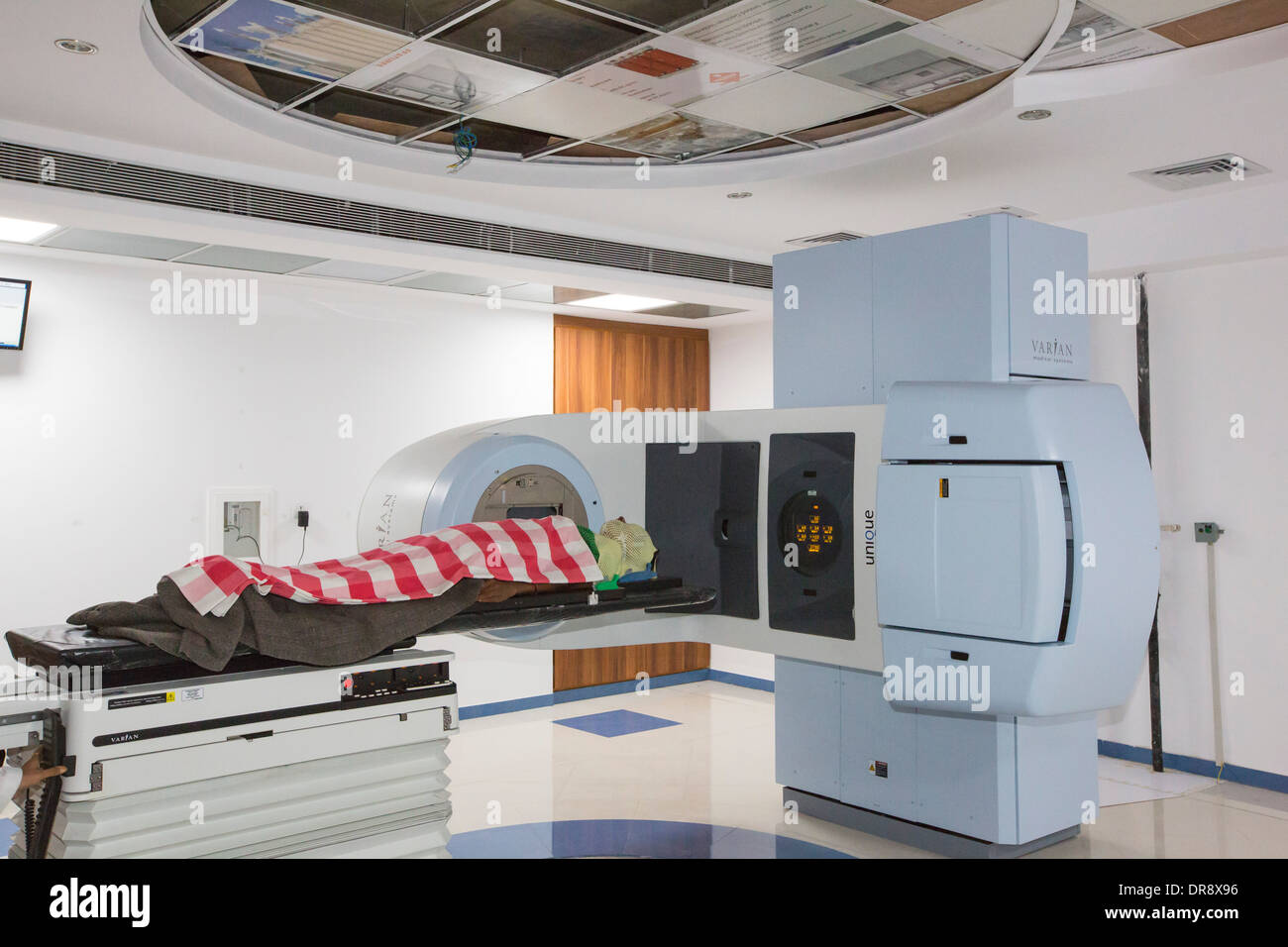 Un médecin soigne un patient atteint du cancer dans l'hôpital au cancer spécialiste muni Seva Ashram à Goraj, près de Vadodara, Inde Banque D'Images