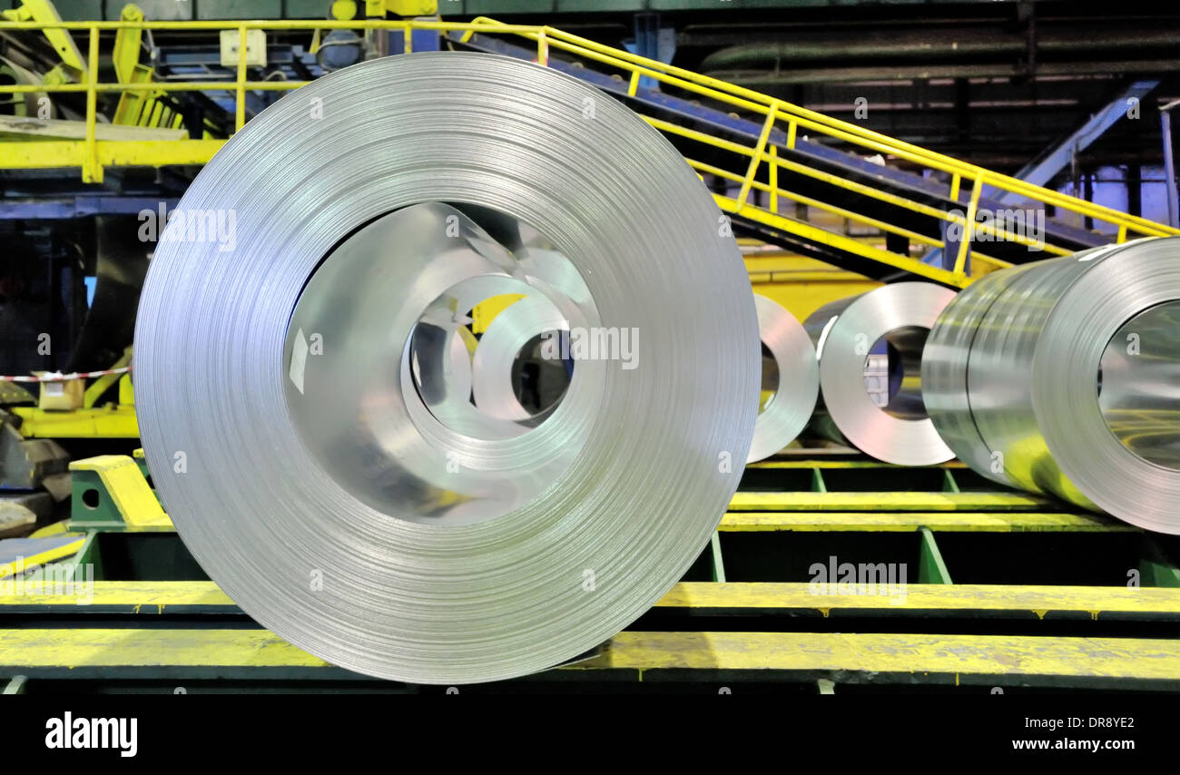 Rouleaux de métal fer blanc à l'intérieur de l'usine Banque D'Images