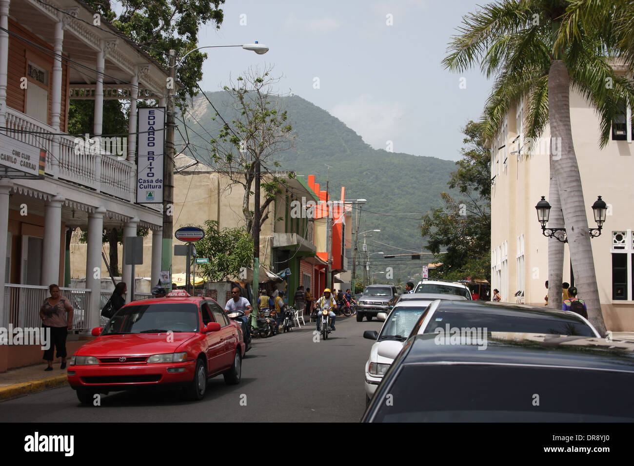 Petite route urbaine dans la ville de Puerto Plata, en République dominicaine, avec les montagnes en arrière-plan Banque D'Images