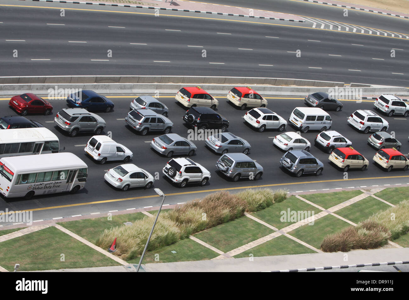 Occupé à embouteillage sur les routes à l'aéroport de Dubaï, terminal le plus récent Banque D'Images
