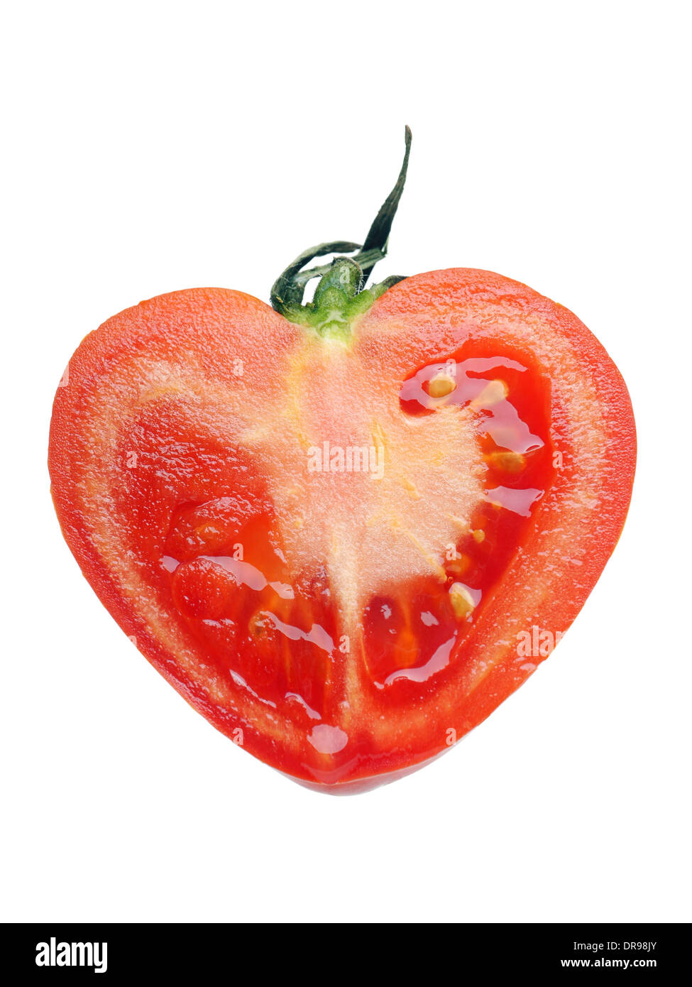 La moitié de la tomate rouge en forme de coeur tourné sur fond blanc Banque D'Images